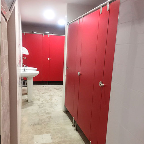 cabinas de baño en rojo con tablero fenólico