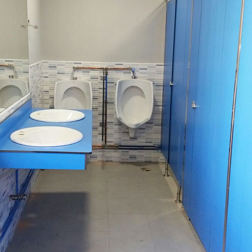 lavabos con encimera fenólica y cabinas en azúl